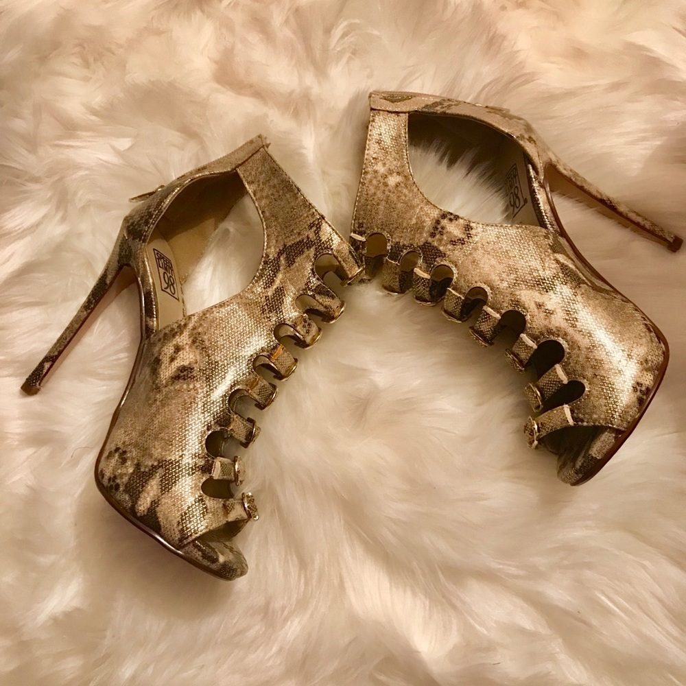 TRENDY! SEXY SNAKESKIN HEELS